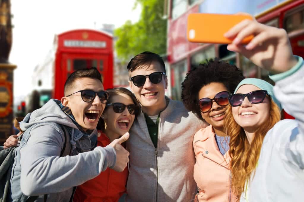 Groupe d'ados en train de se photographier dans les rues de Londres.