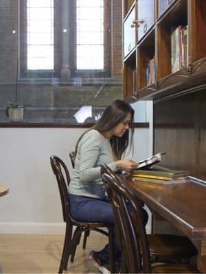 Etudiante en révision dans notre école d'anglais à Londres